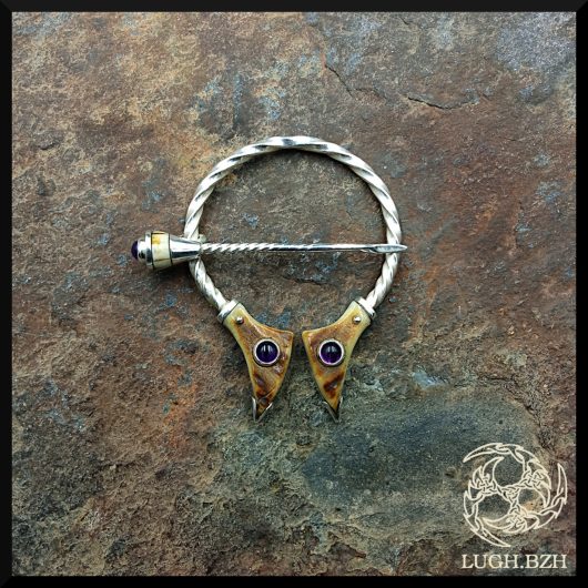 Fibule en Argent, Améthyste et Bois de Cerf - Silver, Amethyst and Deer Antler fibula