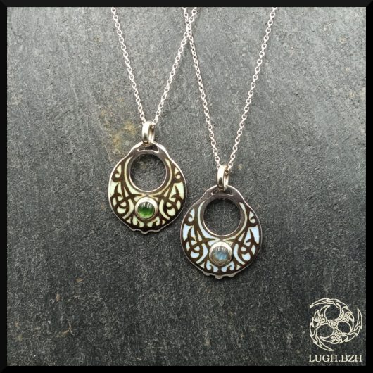 Pendentif en argent, émail et pierre fine - Silver, enamel and gemstone pendant